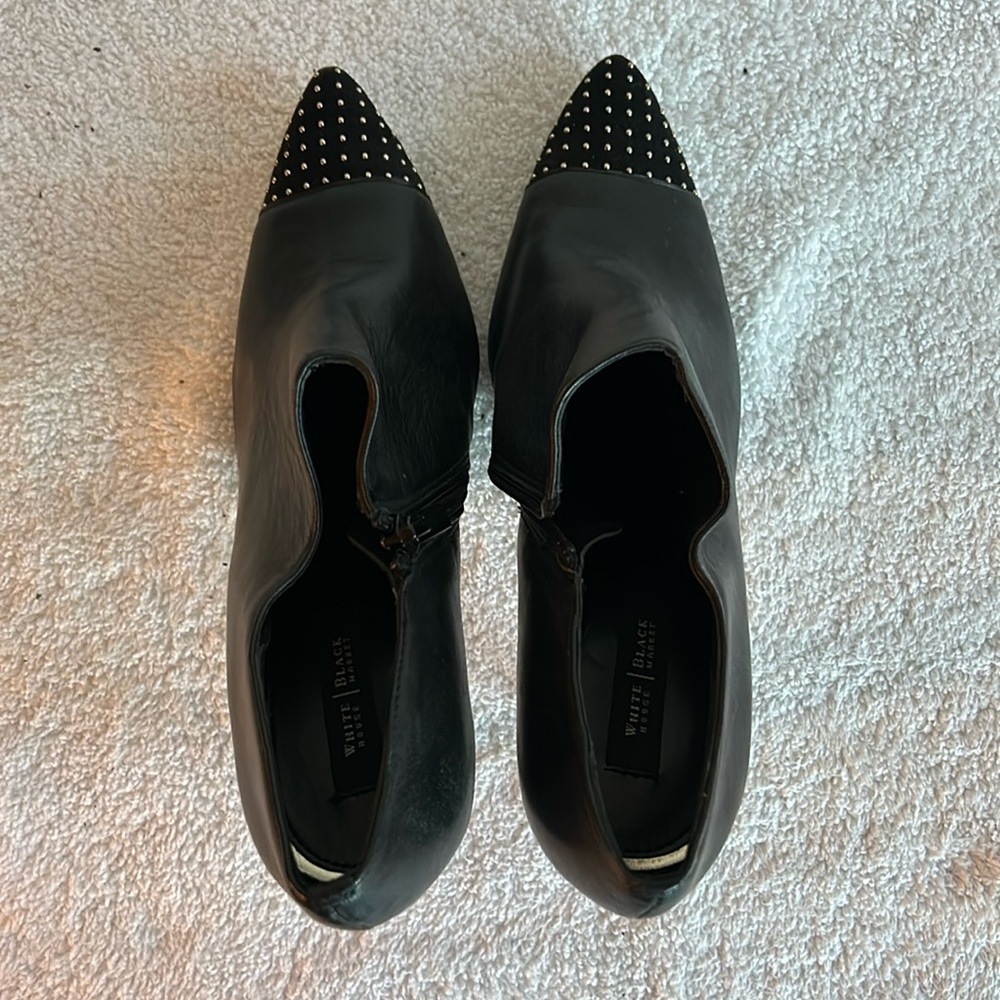 White House Black Market Ladies 8M 4in heal booties with inner-side zipper.